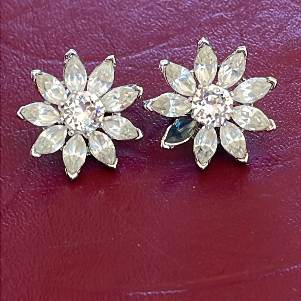 Vintage TRIFARI Clip on Earrings
